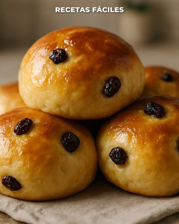 Panecillos suaves con pasas recién horneados